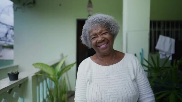 Szczęśliwa Seniorka Latach Tych Uśmiechnięta Śmiejąca Się — Wideo stockowe