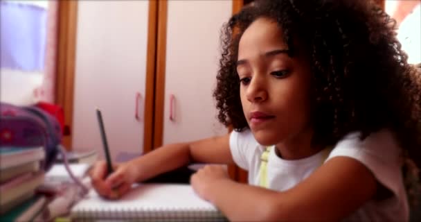 Niña Étnicamente Diversa Escribiendo Notas Con Bolígrafo Niño Estudiando Casa — Vídeos de Stock