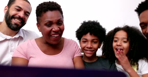 Famiglia Africana Felice Che Parla Con Parenti Sul Computer Portatile — Video Stock