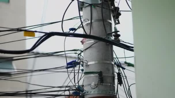 Üçüncü Dünya Ülkesinde Kablolu Elektrik Direği — Stok video