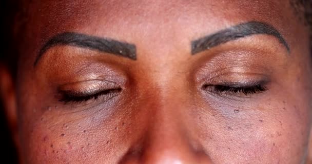 Detailní Záběr Africké Ženy Oči Zavřené Meditaci — Stock video