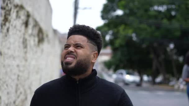 Бразильський Чорний Чоловік Який Ходить Вулицею Тротуару Виглядає Міським Середовищем — стокове відео