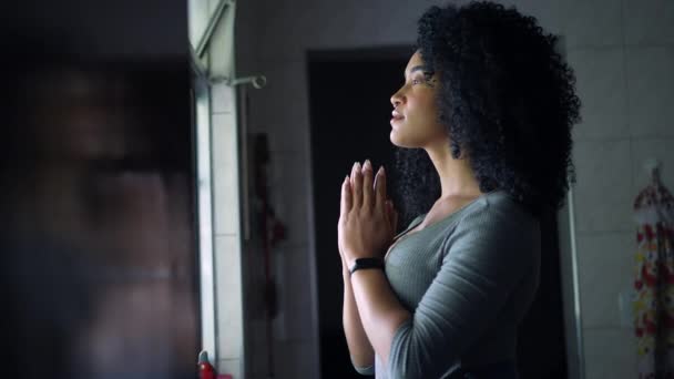 Seorang Wanita Afrika Berdoa Kepada Tuhan Rumah Dekat Jendela — Stok Video