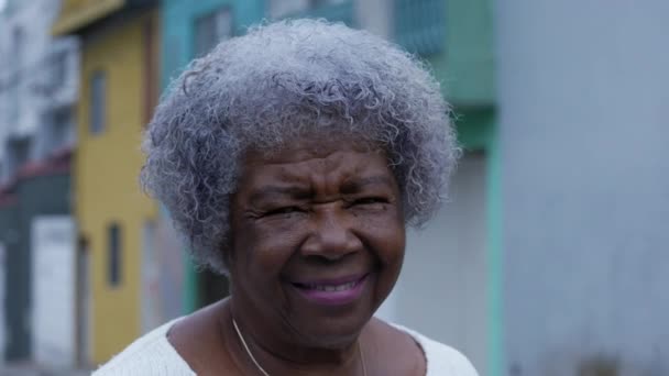 Portret Starszej Afrykanki Siwymi Włosami Stojącej Miejskiej Ulicy Uśmiechniętej Kamery — Wideo stockowe
