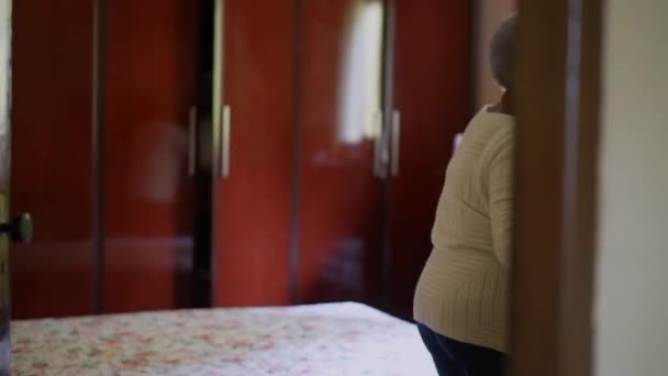 一个高级黑人女人在卧室里整理家里 — 图库视频影像