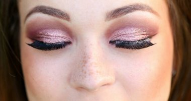 Güzel kız sürpriz makroyla gözlerini açıyor.