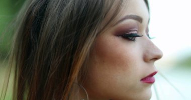 Güzel kız yüzü hayal kuruyor. Düşüncelere dalmış genç bir kadın.