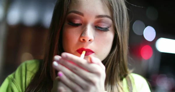 Hezká Dívka Zapalování Cigarety Noci Nočním Životě — Stock fotografie