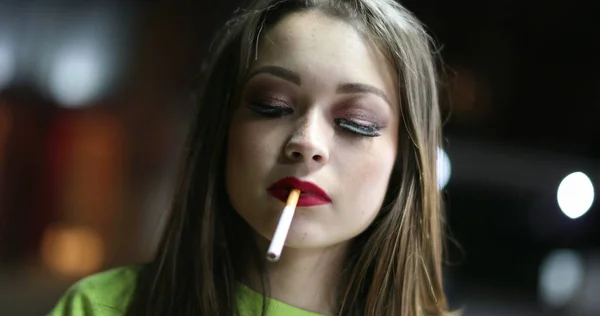 Hübsches Mädchen Zündet Sich Nachts Nachtleben Eine Zigarette — Stockfoto