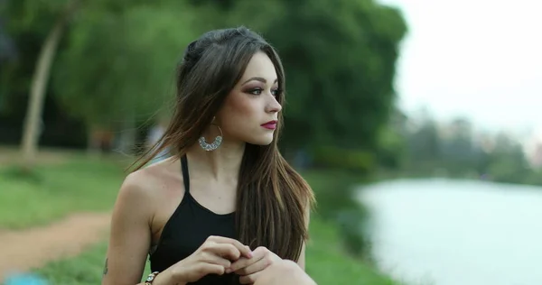 Menina Bonita Sentada Pelo Lago Olhando Para Natureza Pensando Sobre — Fotografia de Stock