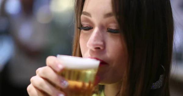Linda Chica Bebiendo Vaso Cerveza Mujer Joven Bebe Bebida Alcohólica — Foto de Stock