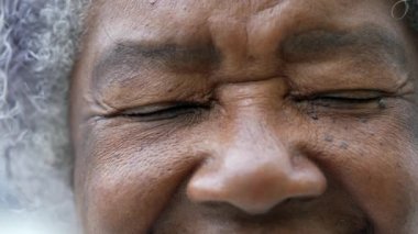 80 'lerde gözlerini kapayan olgun bir insanın makro yakın çekimi.