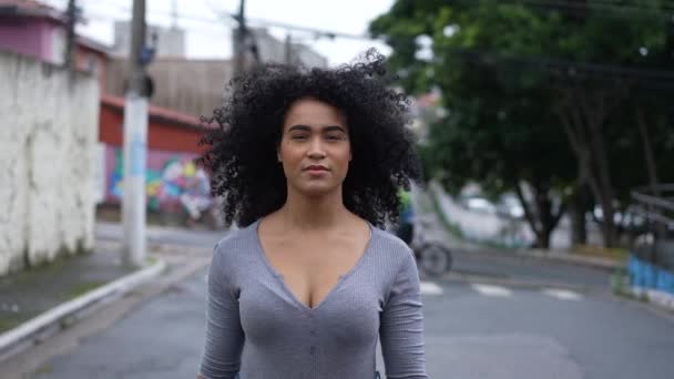 Confident Brazilian Woman Walking Forward Camera Urban Street — 图库视频影像