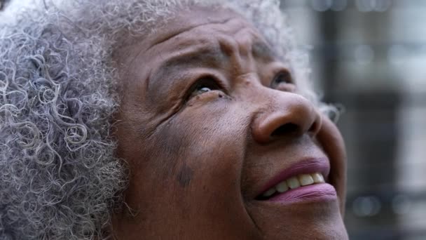 Una Donna Anziana Africana Che Guarda Cielo Con Speranza Fede — Video Stock