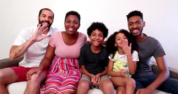 Lässige Familie Spricht Videokonferenz Vor Kamera — Stockvideo