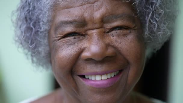 Portret Szczęśliwej Starszej Afrykanki Uśmiechniętej Kamery — Wideo stockowe
