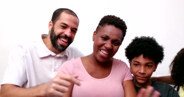 Famiglia Africana Felice Che Parla Con Parenti Sul Computer Portatile — Video Stock