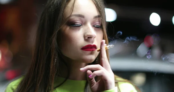 Porträt Eines Hübschen Mädchens Bei Nacht Der Stadt Das Zigarette — Stockfoto