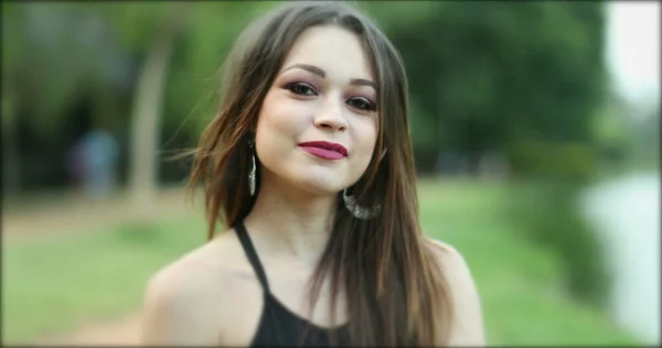 Retrato Chica Latina Hispana Mirando Cámara Sonriendo —  Fotos de Stock