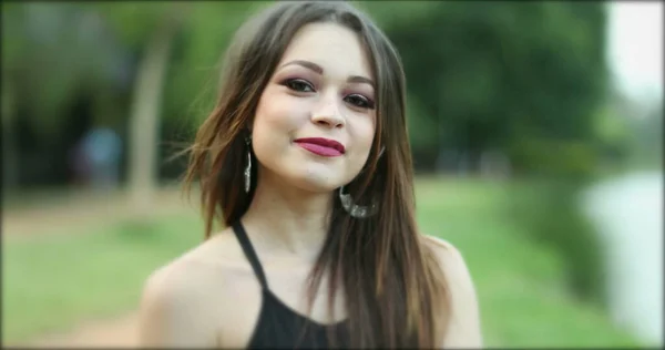 Retrato Chica Latina Hispana Mirando Cámara Sonriendo —  Fotos de Stock