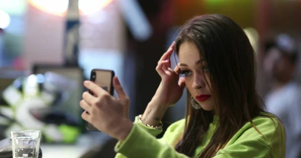 Chica Bonita Ajustando Cabello Con Cámara Teléfono Celular Vida Nocturna — Foto de Stock