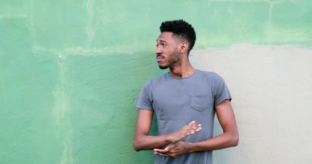 Jeune Homme Noir Debout Extérieur Croisant Les Bras Appuyé Sur — Video