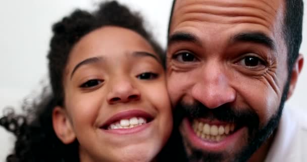 Mieszane Rasy Ojciec Córka Uśmiechnięci Kamery Mała Dziewczynka Tata Zbliżenie — Wideo stockowe