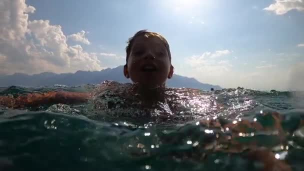 Child Swimming Lake Water Summer Vacations Young Boy Swims Slow — Stok video