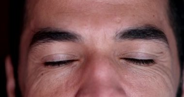 Meditasyonda gözlerini kapatan adam. Dalgın insan gözleri kapalı.