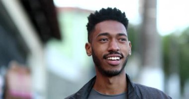 Kaldırımda yürüyen melez bir genç adam. Kendinden emin Afrikalı adam.