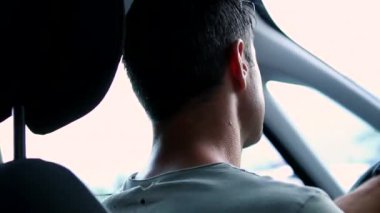 Arabayı süren adam, şoförün arka koltuğu.