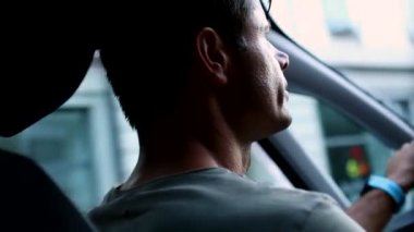 Arabayı süren adamın arkası. Sürücü profili