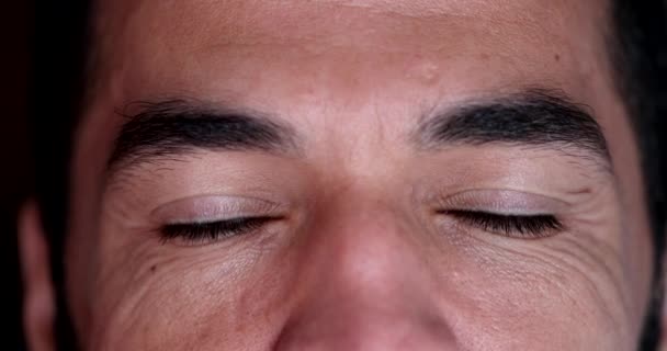 Muž Zavírající Oči Meditaci Contemplative Person Eyes Closed — Stock video