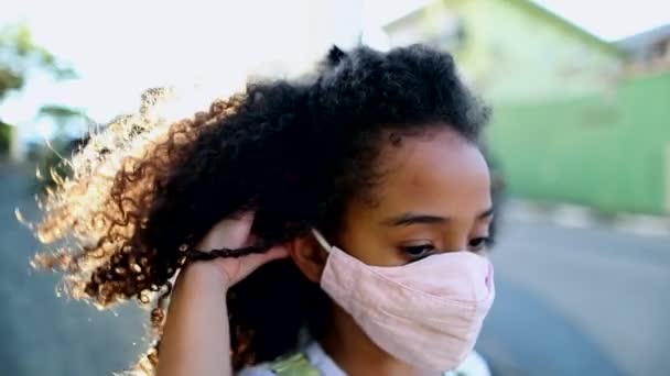 Child Wearing Face Mask Walking — Αρχείο Βίντεο