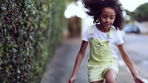 Счастливый Маленький Счастливый Ребенок Бегает Тротуару Черная Этническая Принадлежность — стоковое видео