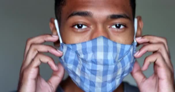 Young Black African Man Wearing Covid Face Mask — ストック動画