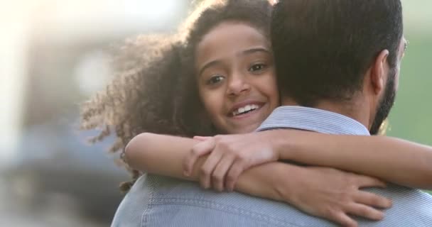 Słodka Dziewczynka Przytulająca Ojca Mieszane Dziecko Rasy Obejmuje Tatę Zewnątrz — Wideo stockowe
