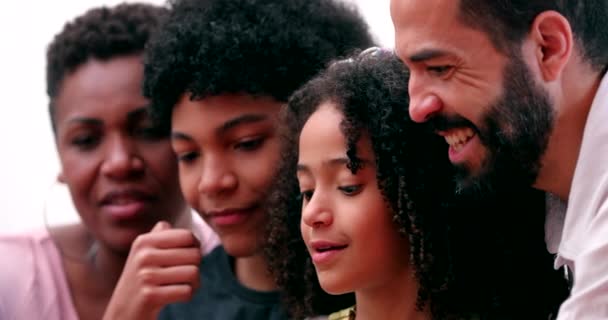 Glückliche Multiethnische Familie Mit Smartphone — Stockvideo