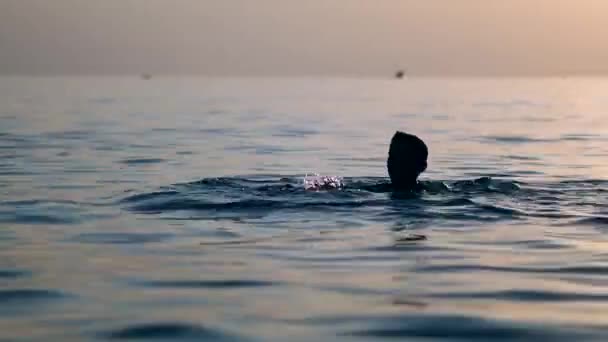 Child Swimming Lake Water Sunset Time — ストック動画
