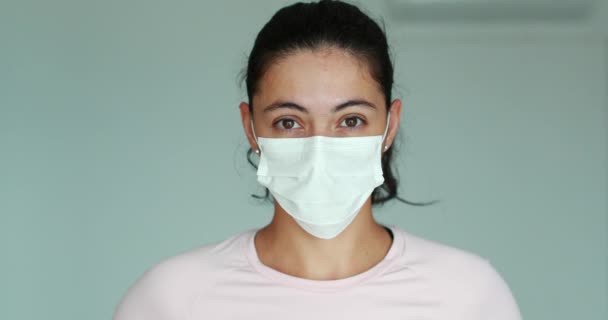 Woman Wearing Surgical Mask Looking Camera Epidemic Outbreak Disease — ストック動画