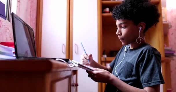 Niños Raza Mixta Haciendo Deberes Casa Escribiendo Bloc Notas Mirando — Vídeos de Stock