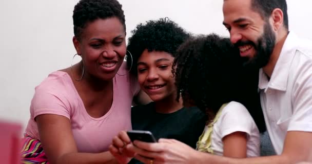 Семья Смотрит Мобильное Устройство Домашнем Диване — стоковое видео