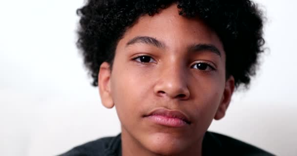 Anak Laki Laki Ras Campuran Tersenyum Pada Potret Kamera Etnis — Stok Video