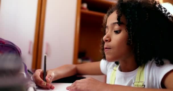 Дитина Думає Про Рішення Яке Пише Блокноті Ручкою — стокове відео