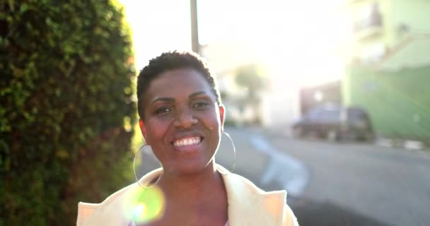 Afrikkalainen Nainen Seisoo Ulkona Hymyillen Auringonpurkauksen Kanssa Musta Etnisyys Nainen — kuvapankkivideo