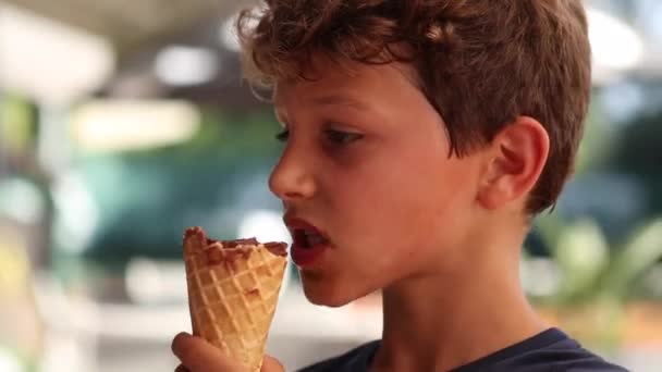 Child Eating Ice Cream Young Boy Eats Dessert Chocolate Ice — Stockvideo