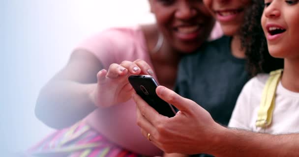Щаслива Багаторасова Сім Допомогою Смартфона — стокове відео