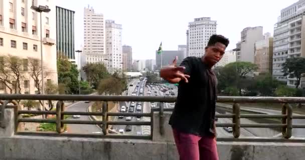 African Artist Performing Urban Dance Downtown City — Vídeo de Stock