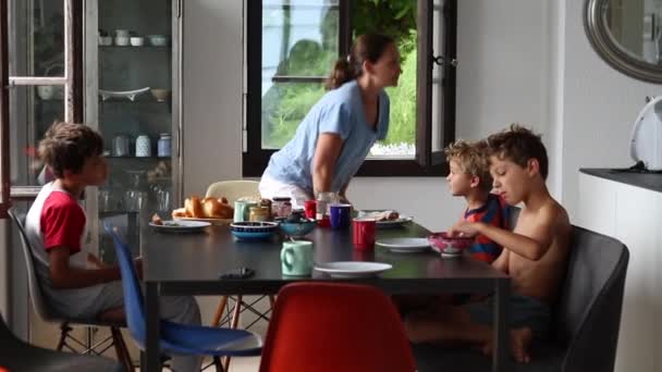 Aile Sabah Kahvaltı Masasında Çocuklar Kahvaltı Yapıyor — Stok video