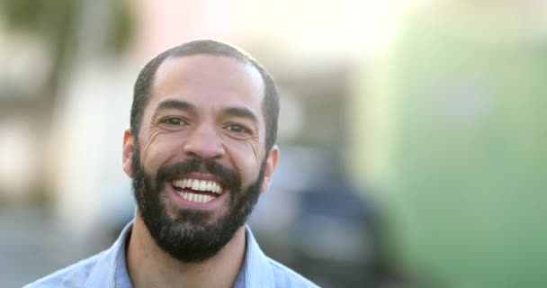 Happy Hispanic Man Spontan Tersenyum Dan Tertawa — Stok Video